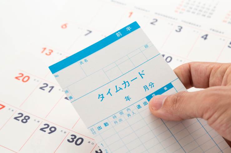 タイムカードとは?いつ押す?利用するメリットや注意点、勤怠管理システムとの違い